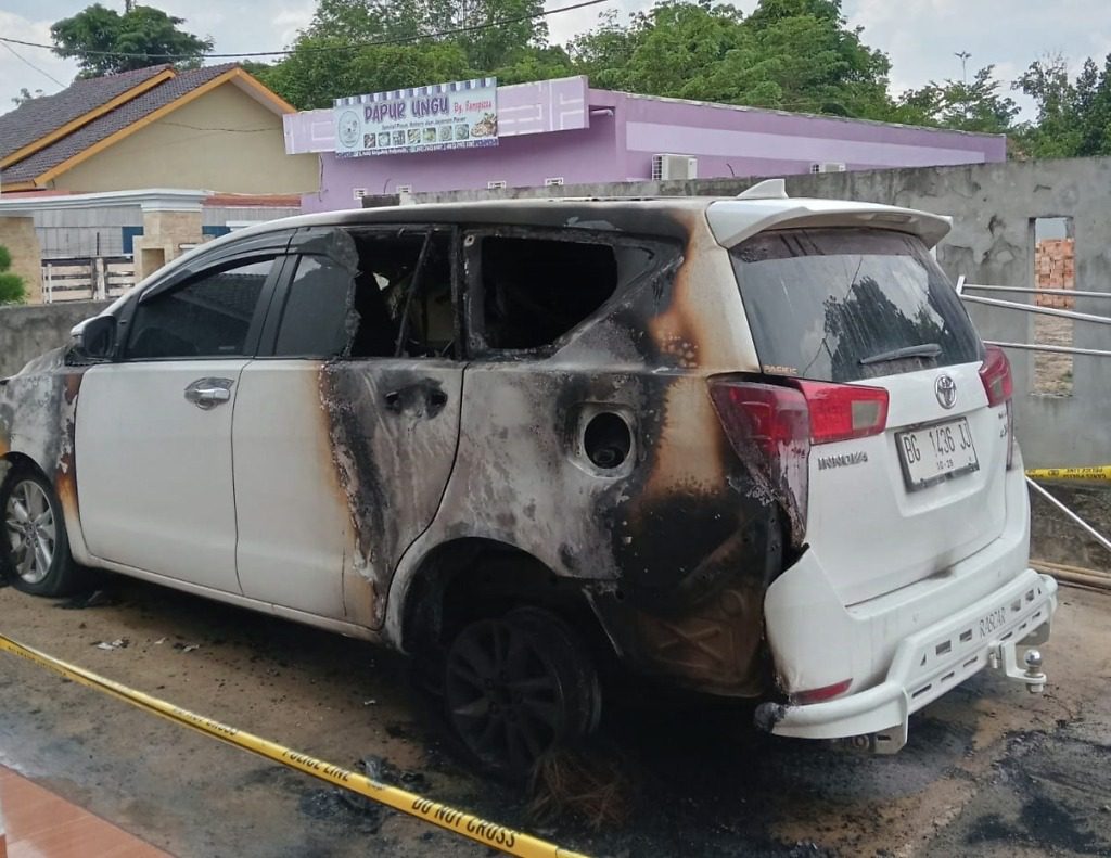 Heboh..! Mobil Advokat dibakar OTD, diduga Ada Kaitan Perkara yang ditanganinya