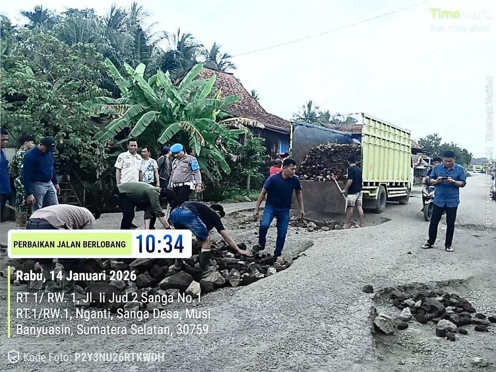 Forkopimcam bersama Personel Polsek Sanga Desa Gotong Royong Timbun Jalan Rusak